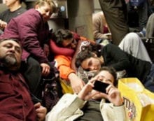 Crowd of people stuck in airport How to survive your vacation flight